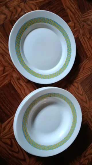 Plato de porcelana con diseño azul