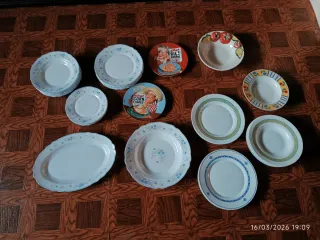 Plato de porcelana con diseño azul