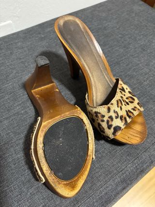 Zapatos de tacón leopardo y madera