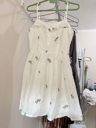Vestido blanco con flores bordadas