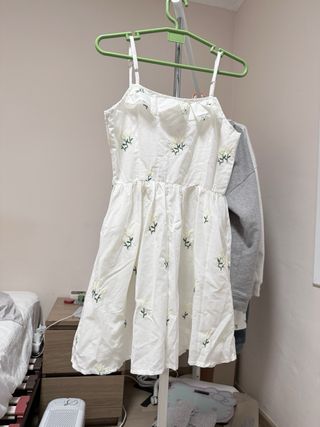 Vestido blanco con flores bordadas