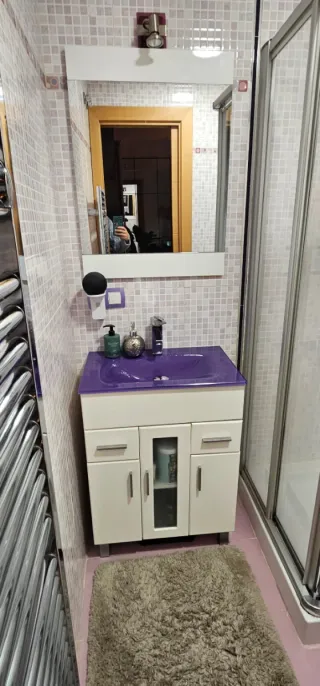 Mueble baño espejo lavabo y grifo