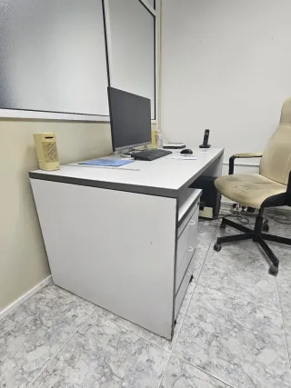 Mesa de oficina gris y blanca