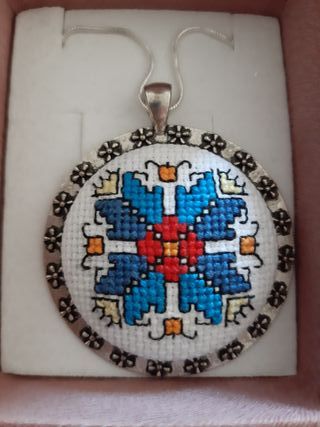 Collar precioso, bordado a mano.Se hacen envíos