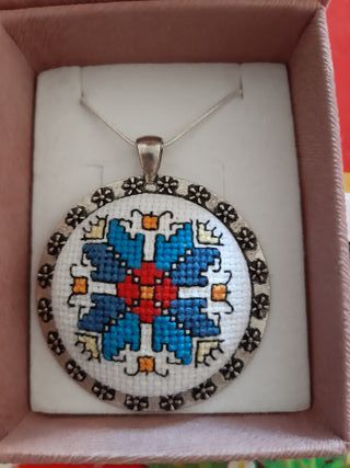 Collar precioso, bordado a mano.Se hacen envíos