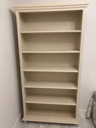 Estantería de madera beige