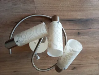 Lámparas de techo plateadas y blancas