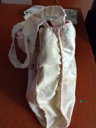 Borsa in tessuto dorato con dettagli rosa