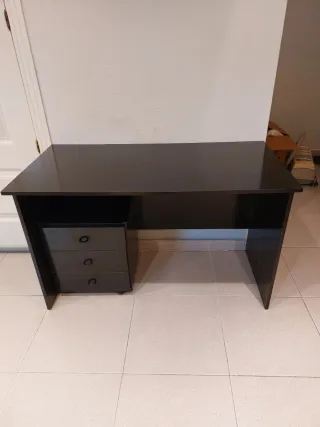 Mesa escritorio negra con cajones