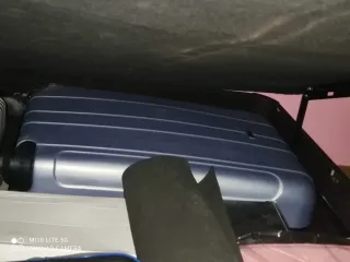 Maleta de viaje azul y plateada