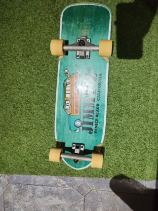Tabla de skate verde con diseño de furgoneta