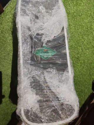 Tabla de skate verde con diseño de furgoneta