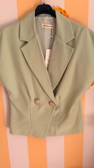 Colete verde com botões dourados