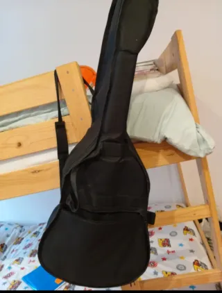 Guitarra española con funda