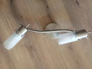 Lámpara de pared plateada y cristal