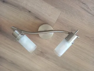 Lámpara de pared plateada y cristal