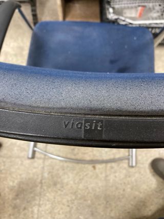 Silla de oficina azul y plateada