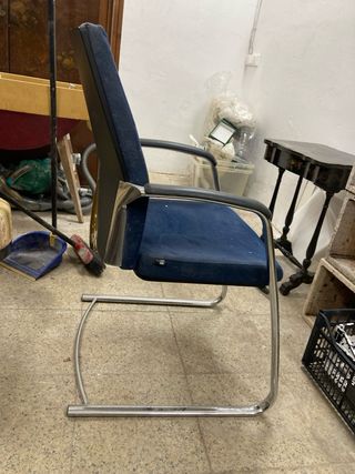 Silla de oficina azul y plateada