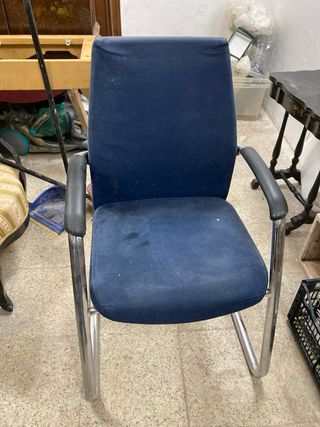 Silla de oficina azul y plateada