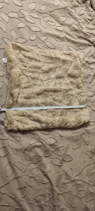 Funda cojín beige con detalles plateados