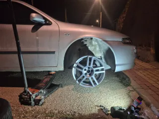 Llanta de aleación plateada