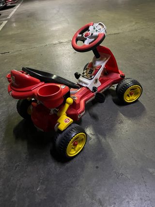 Coche de pedales rojo para niños