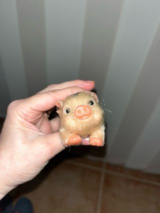 Cerdito de silicona con manchas en el lomo . Para