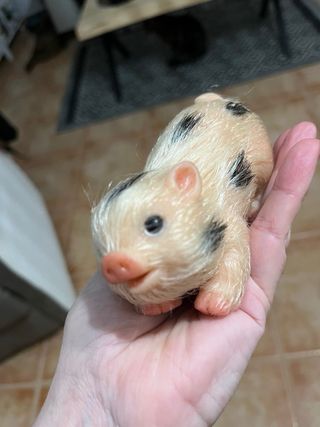 Cerdito de silicona con manchas en el lomo . Para