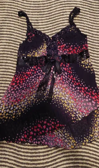 Top negro con estampado multicolor