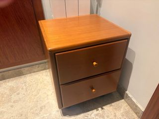 Mesita de noche de madera