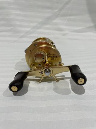 Carrete Baitcasting Shimano Calcutta Conquest 200