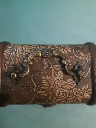 Cofre de madera decorado