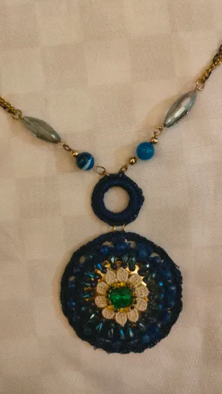Collana uncinetto blu e verde