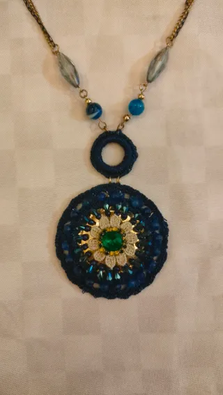Collana uncinetto blu e verde