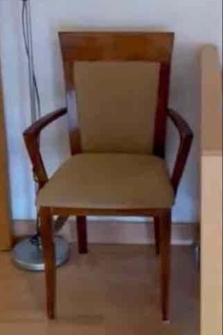 Silla de madera con brazos