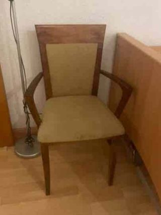Silla de madera con brazos