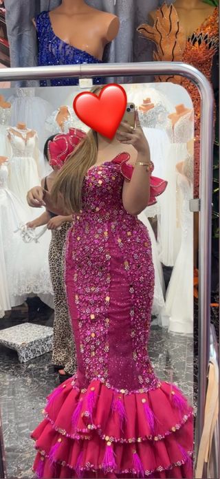Vestido de fiesta rosa con pedrería.