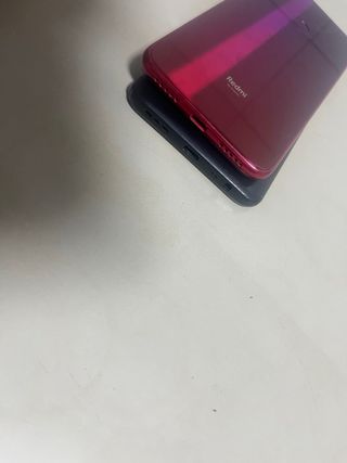 Redmi gris y Rojo