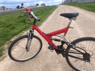 Bicicleta de montaña roja