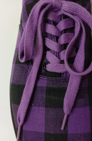 Tenis de lona a cuadros lila.