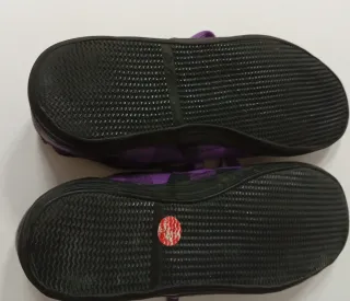 Tenis de lona a cuadros lila.