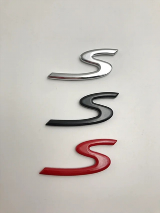 EMBLEMA LETRA S PORSCHE ROJA PLATA NEGRA