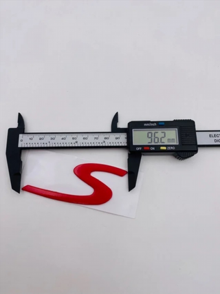 EMBLEMA LETRA S PORSCHE ROJA PLATA NEGRA