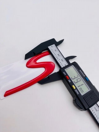 EMBLEMA LETRA S PORSCHE ROJA PLATA NEGRA