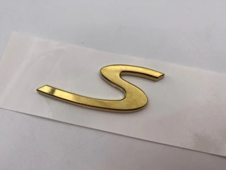 EMBLEMA LETRA S PORSCHE ROJA PLATA NEGRA