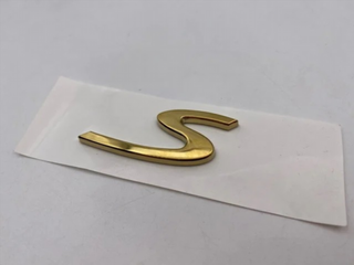 EMBLEMA LETRA S PORSCHE ROJA PLATA NEGRA