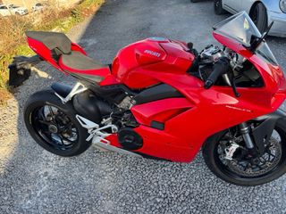 Ducati Panigale V4 Roja Deportiva