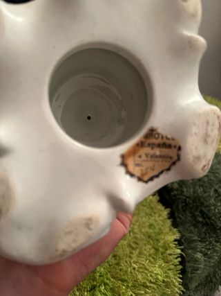 Jarrón de cerámica con paisaje pintado