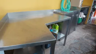 Mesa de trabajo esquinera con fregadero