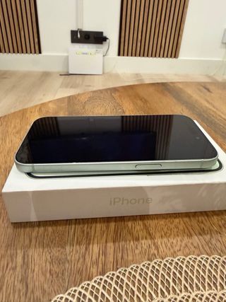 iPhone 15 Verde - Como Nuevo